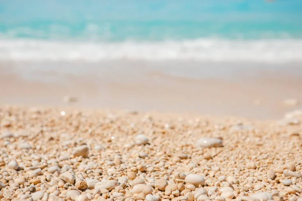 白い岩と青い水のコピースペースを持つ海のビーチ — ストック写真