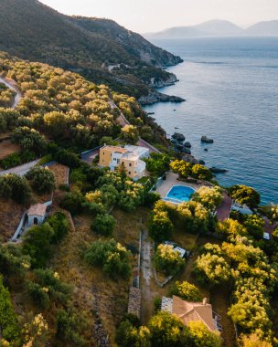 Deniz kıyısındaki fotokopi alanının yanında giden arabanın genel görünümü