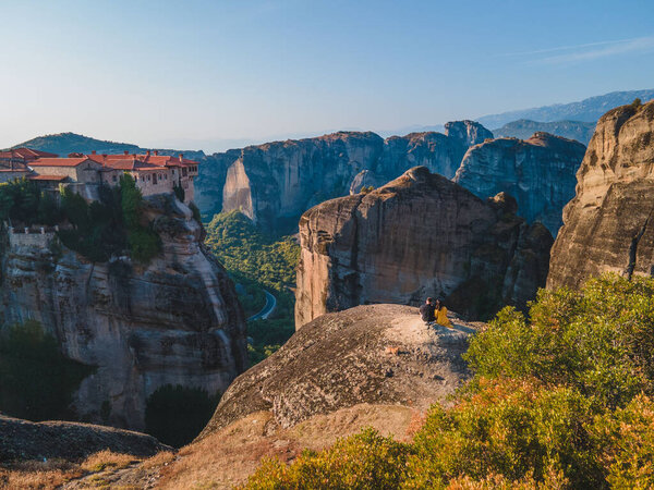 пара, сидящая на вершине горы.