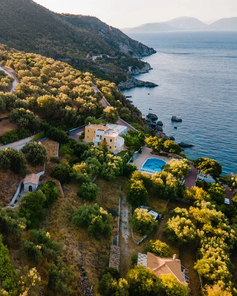 Deniz kıyısındaki fotokopi alanının yanında giden arabanın genel görünümü