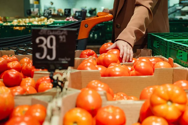 Portret Tysiącletniej Damy Kupującej Jedzenie Spacerującej Supermarkecie Wózkiem Klient Żeński — Zdjęcie stockowe