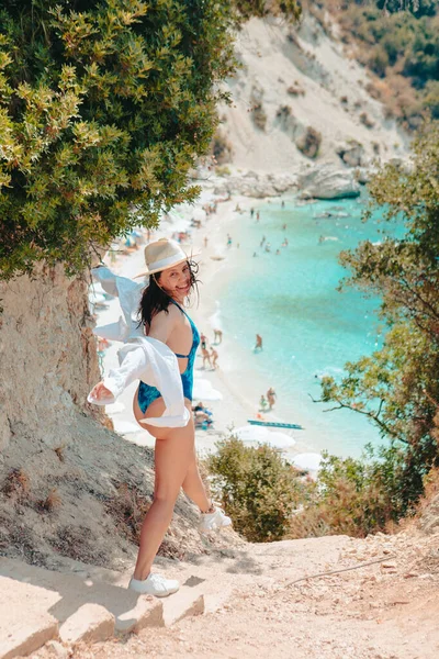 Mutlu Güzel Kadın Deniz Kıyısına Gidiyor Lefkada Adası Yunanistan — Stok fotoğraf