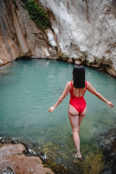 Žena Červených Plavkách Dimosari Vodopád Ostrově Lefkada Řecko Slavná Památka — Stock fotografie