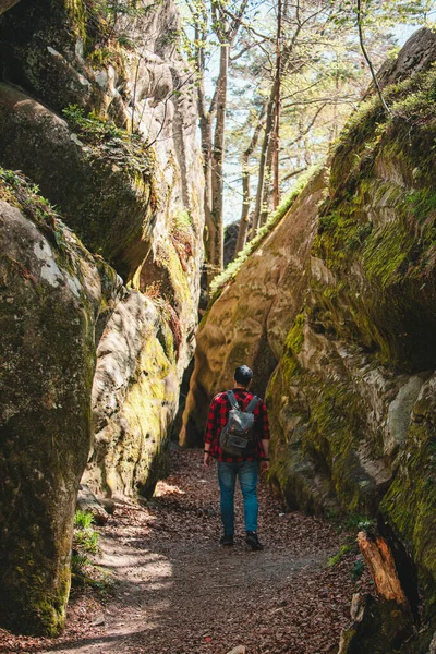 Mann Wandert Mit Rucksack Auf Wanderweg Schlucht Taubenbusch Felsen Ukraine — Stockfoto
