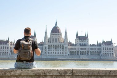 Budapeşte parlamento binası önündeki gezgin adam kopyalama alanı