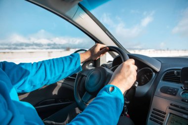 Adam ellerini direksiyona koyar Kış yolculuğu fotokopi alanı