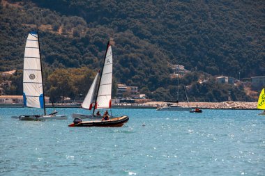 Sörfçülerle dolu Vasiliki plajı Lefkada adası Yunanistan