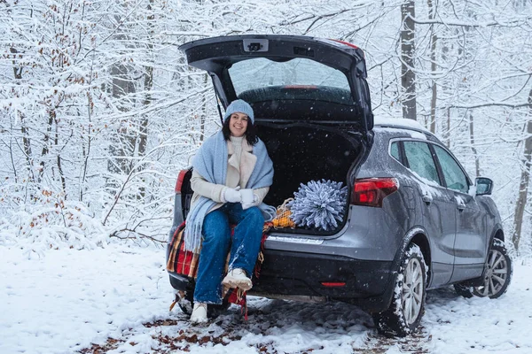 Fiatal Karácsonyfa Csomagtartóban Autó Közepén Téli Erdő — Stock Fotó