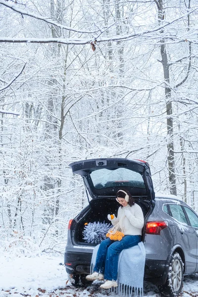 Téli Erdő Közepén Fiatal Autóban Karácsonyfával — Stock Fotó