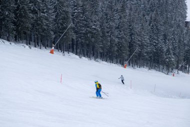 Eğri fotokopi alanında kadın kayakçı