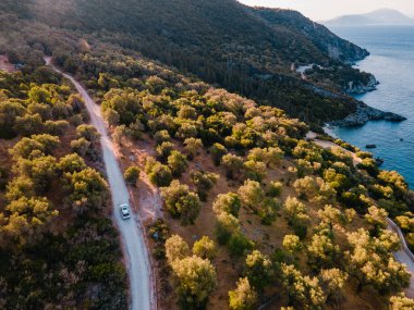 Deniz kıyısındaki fotokopi alanının yanında giden arabanın genel görünümü