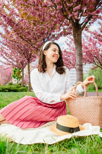 Mooie Vrouw Zitten Deken Onder Bloeiende Sakura Boom Voorjaar Seizoen — Stockfoto