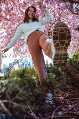 Güzel beyaz kadın portresi çiçek açan kiraz ağaçları boşluğu kopyalıyor.