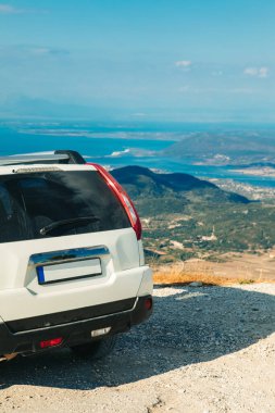 SUV araba seyahati kavramı Lefkada adası Yunanistan boşluğu kopyaladı