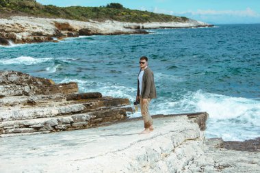 Profesyonel fotoğrafçı deniz manzarası çekiyor. Boşluğu kopyala