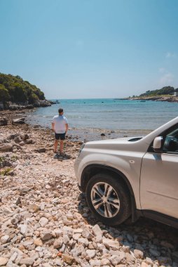 Araba seyahati konsepti. Yaz plajında deniz özgürlüğüne bakıyor.