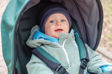 Bahar parkında bebek arabasında sürpriz bir bebek.