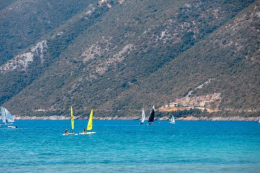 Sörfçülerle dolu Vasiliki plajı Lefkada adası Yunanistan