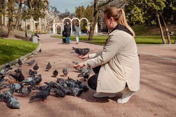 Femme Nourrir Des Pigeons Dans Parc Public — Photo