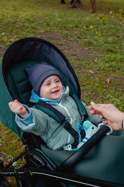 Criança Sorrindo Carrinho Bebê Parque Primavera — Fotografia de Stock