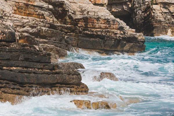 Beyaz Köpüklü Kayalık Deniz Dalgalarının Manzarası Boşluğu Kopyala — Stok fotoğraf