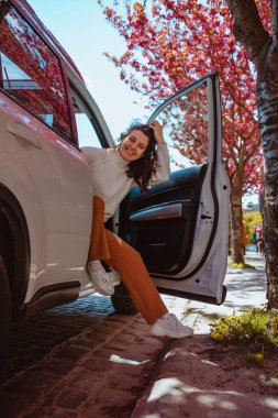 Kadın in arabadan lanet olası sakura ağacı arka planda fotokopi alanında