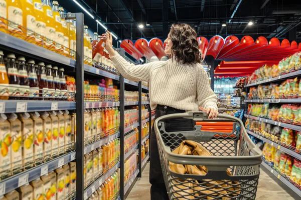Comprador Pega Suco Manobras Carrinho Supermercado — Fotografia de Stock