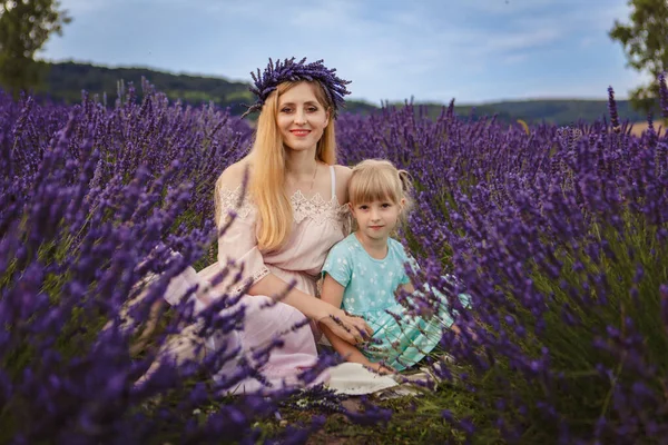Smiling Mom Hugs Her Daughter Lavender Field Family Picnic Lavender — Stock Photo, Image