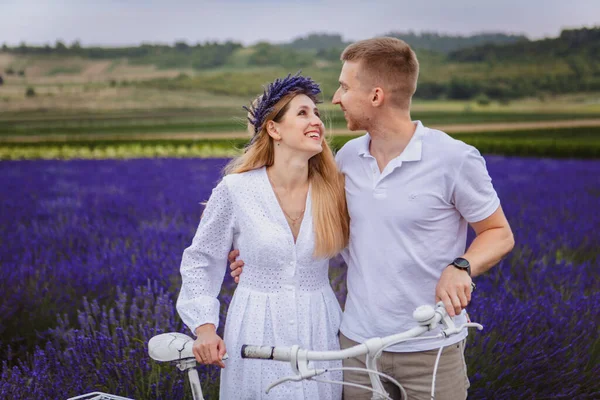 Young Couple Standing Lavender Field Smiling Mood White Bicycle — Stock Photo, Image