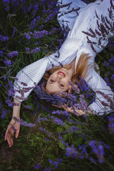 She Lies Lavender Field Lavender Wreath Her Hands — Stock Photo, Image