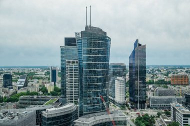 Çarpıcı hava manzarası gökdelenleri uyarıyor. 27 Mayıs 2022. Varşova, Polonya.