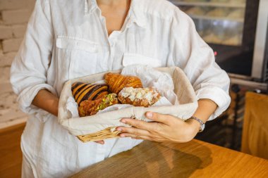 Kasadaki bir satıcı kırsal bir sepetten kruvasan servis ediyor..