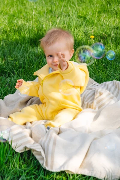 Sitting Blanket Kid Bursts Bubbles Park — Stock Photo, Image