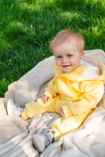 Happy Toddler Playing Grass Wearing Cute Yellow Overalls — Stock Photo, Image