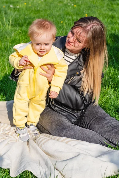 Mãe Apoia Seu Filho Que Ainda Não Pode Andar Sentado — Fotografia de Stock
