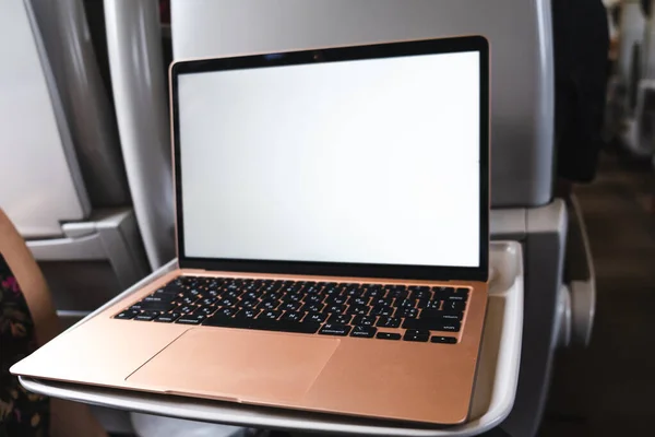 Φορητός Υπολογιστής Λευκή Οθόνη Στο Τραπέζι Στο Τρένο — Φωτογραφία Αρχείου
