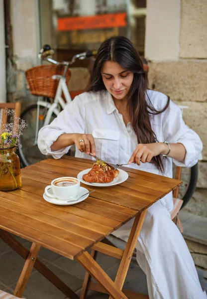 Una Terraza Verano Una Mujer Disfruta Desayuno Con Crujientes Cruasanes — Foto de Stock