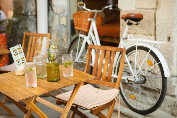 Egy Váza Virág Asztalon Egy Kávézóban Kívül Egy Fehér Kerékpár — Stock Fotó