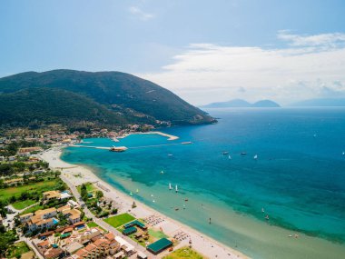 Lefkada adasında rüzgar sörfü yapan Vasiliki sahilinin hava manzarası Yunanistan 'ı kopyaladı