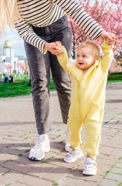 Bebek çocukların ilk adımları sevgi dolu annelere yardımcı olur.