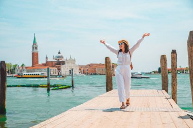 Turist kadın San Giorgio Maggiore Venedik 'e bakıyor.