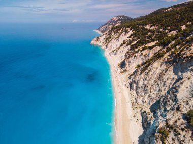 Lefkada adasının deniz kıyısının havadan görüntüsü. Yunanistan
