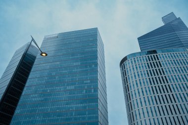 27 Mayıs 2022 'de camdan bir bina var. Varşova, Polonya.