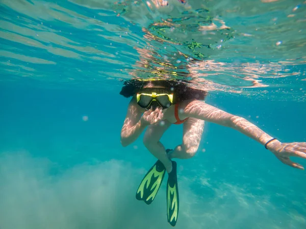 Frau Taucht Unter Wasser Tauchermaske Und Schwimmflossen Unter Wasser — Stockfoto