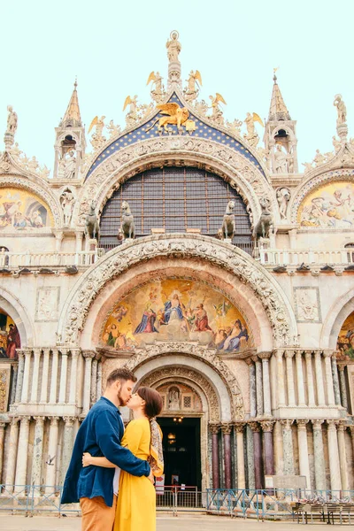 Fiatal Csinos Pár Csókolózik Szent Jelek Előtt Velence Olasz Bazilika — Stock Fotó