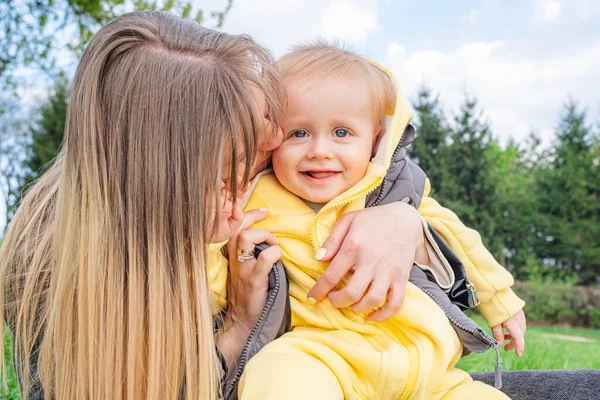 Motherly Love Warmth Shared Spring Park — Stock Photo, Image