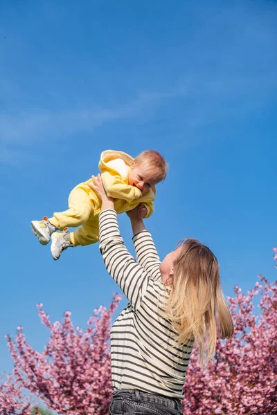 Mother Throws Baby Her Arms Sky — Stock Photo, Image