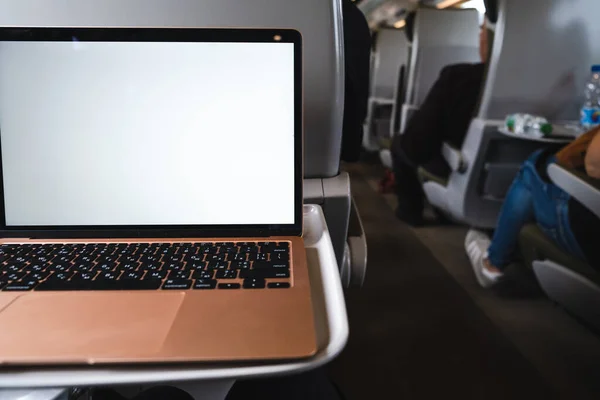 Laptop Λευκή Οθόνη Κάθεται Ένα Τραπέζι Ένα Τρένο — Φωτογραφία Αρχείου