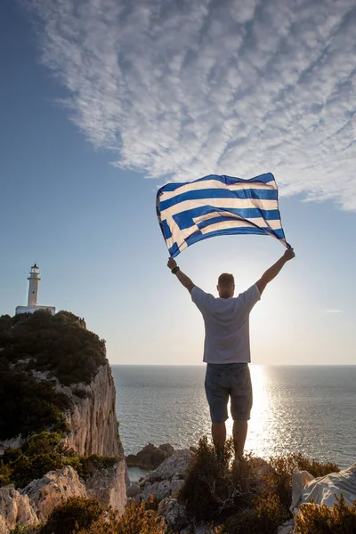 Man Met Griekse Vlag Kijken Naar Zonsondergang Boven Zee Lefkada — Stockfoto