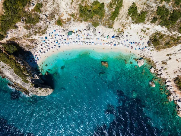 Lefkada adası sahili mavi iyon deniz suyuyla Yunanistan